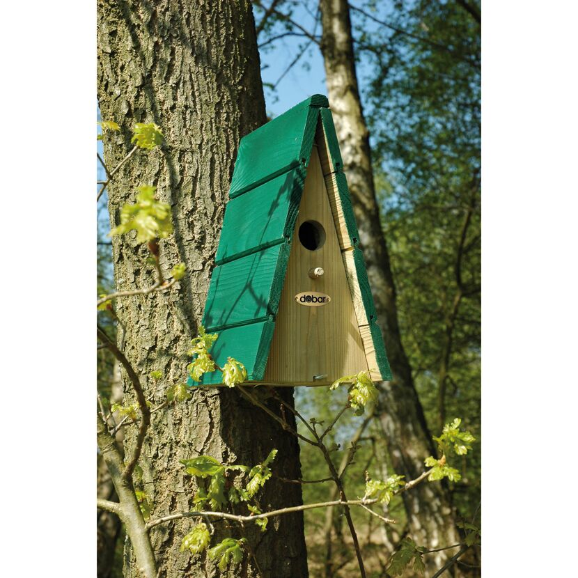 Nistkasten aus Holz mit grünem Dach an Baum