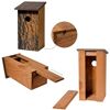 Roter Holznistkasten mit abnehmbarem Boden und Verschlussdetail.