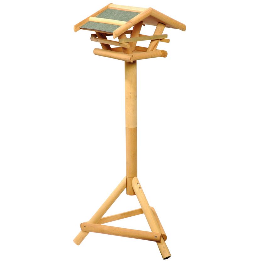 Vogelhaus aus Holz mit grünem Dach auf einem Ständer.
