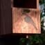 Nistkasten aus Holz mit Rotkehlchen-Motiv