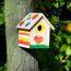 Bunter, bemalter Nistkasten an Baum