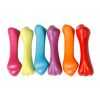 Sechs bunte Hundeknochen aus Gummi.