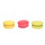 Drei bunte Macarons.