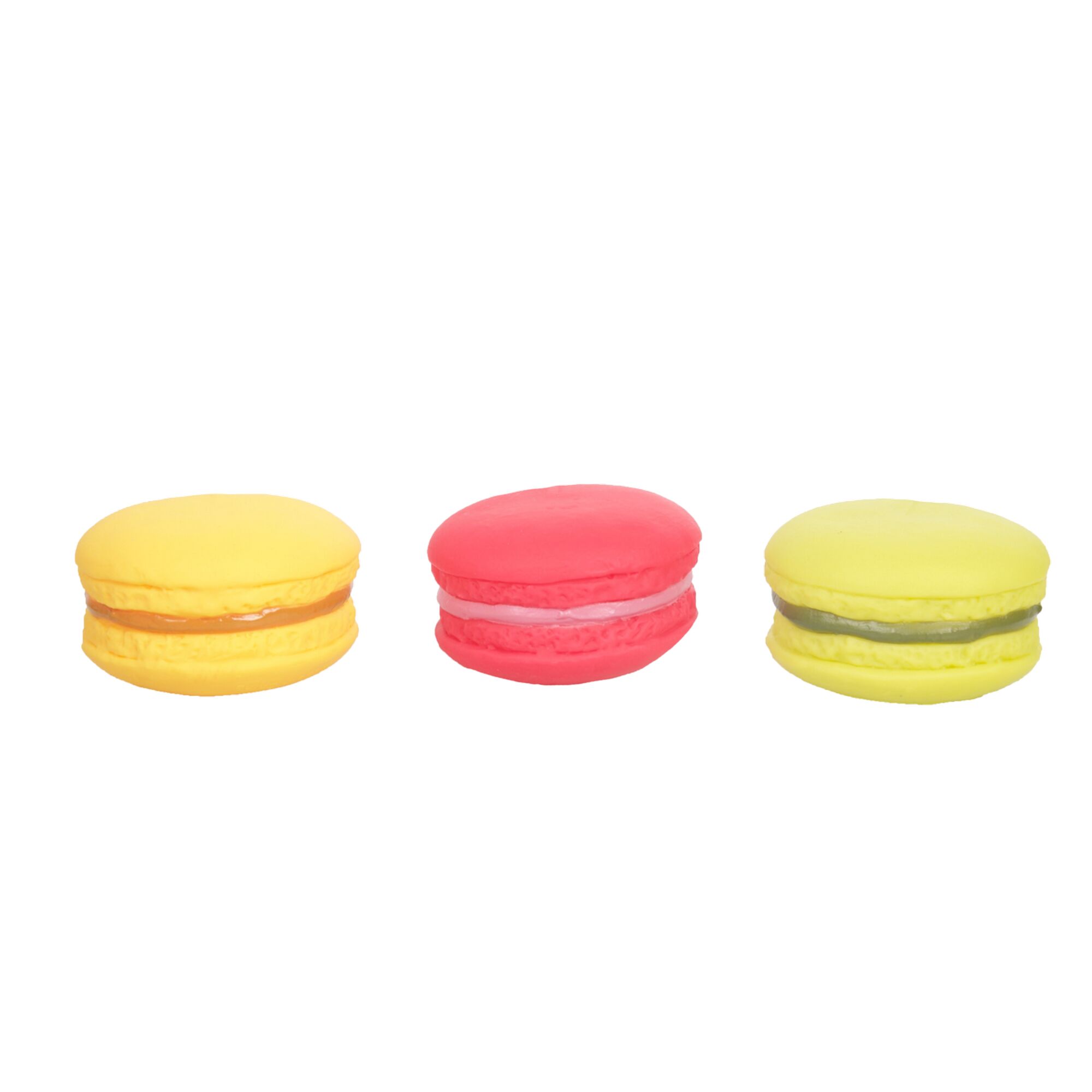 Drei bunte Macarons.