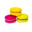 Drei bunte Macarons.