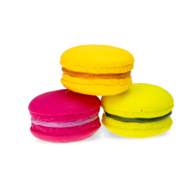 Drei bunte Macarons.