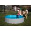 Hund mit Spielzeug am Hundepool