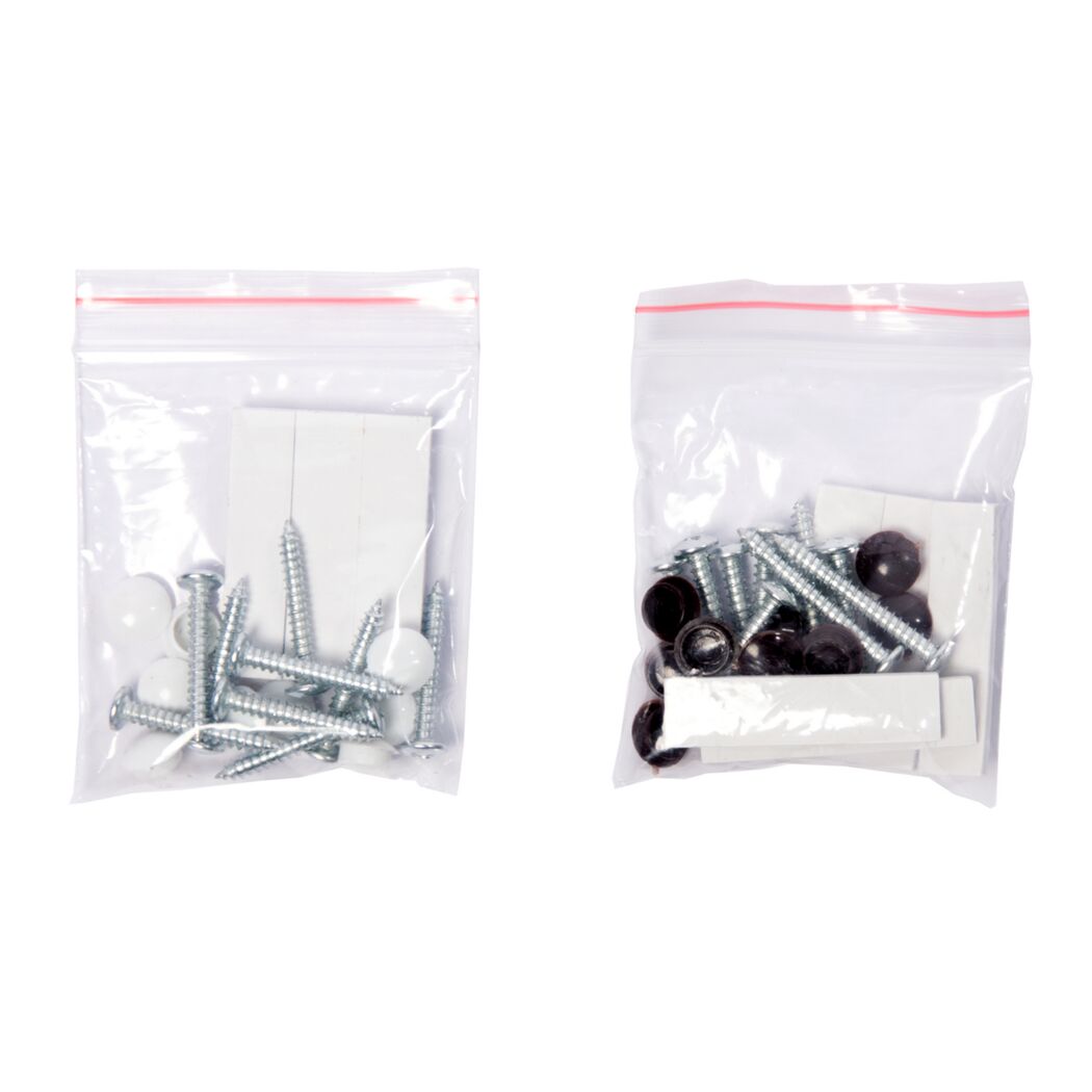 Zwei Plastiktüten mit Schrauben, Dübeln und Montageplatten.