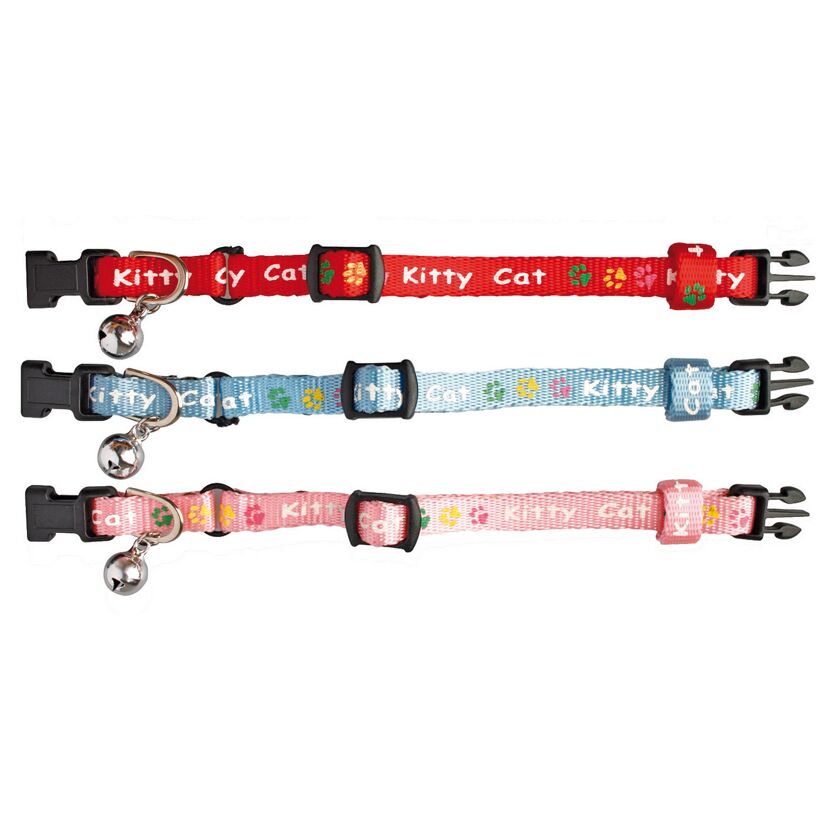 Drei Katzenhalsbänder in rot, blau und rosa mit Glöckchen.