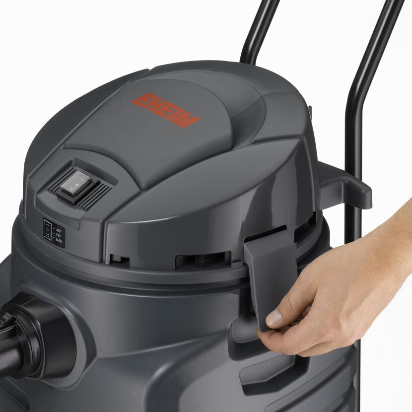 Hand öffnet Verschluss des Eheim Vac 40