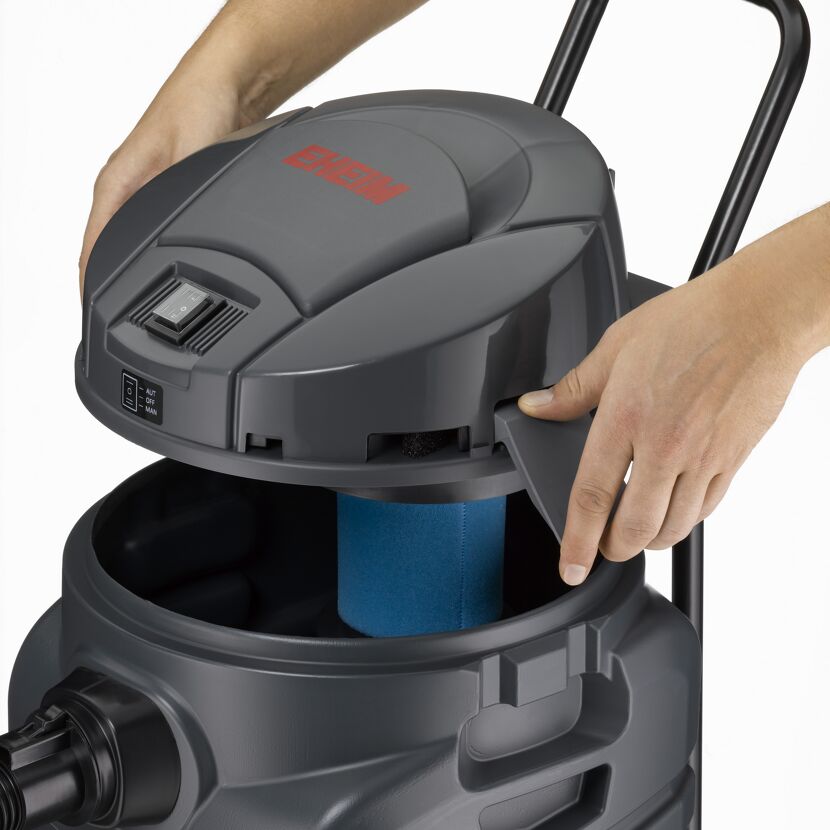 Person öffnet einen Eheim Vac 40 Nass-Trockensauger.
