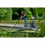 Person reinigt Teich mit Teichschlammsauger.