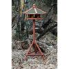 Vogelhaus auf drei Beinen im Wald