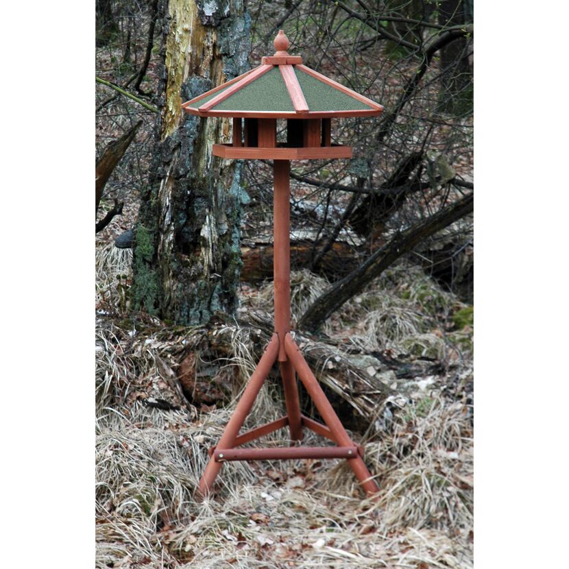 Vogelhaus auf drei Beinen im Wald