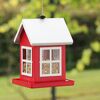 Rotes Futterhaus mit Vogelfutter