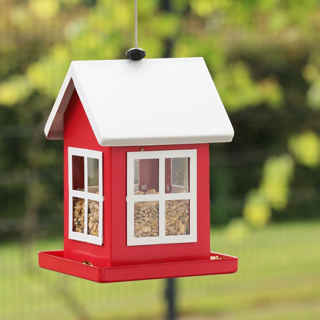 Rotes Futterhaus mit Vogelfutter