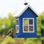 Blaues Futterhaus Lea mit Vogel