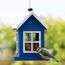 Blaues Futterhaus Lea mit Vogel