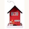Rotes Vogelhaus mit Willkommensschild.
