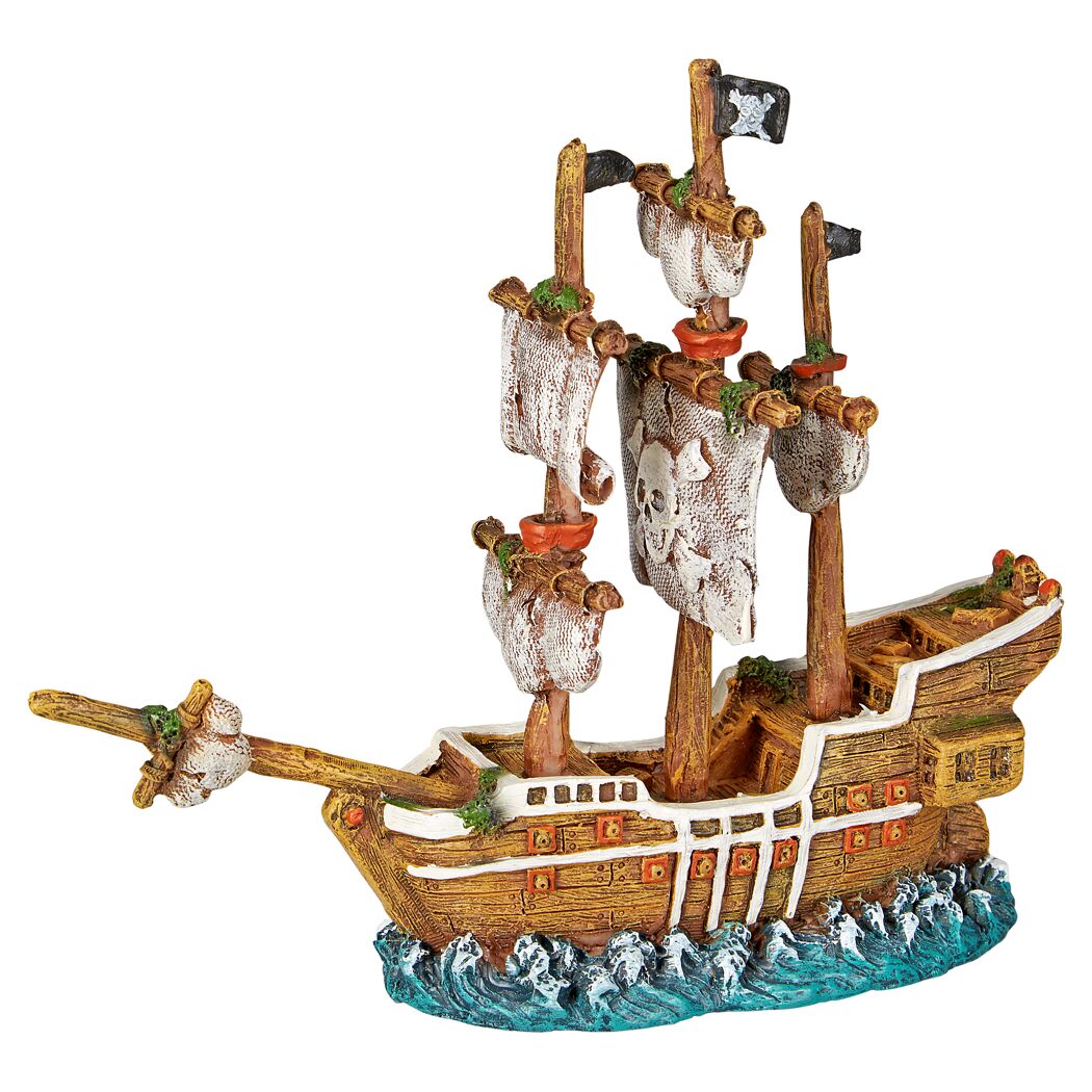 Modell eines Piratenschiffs mit Segeln und Totenkopf-Flagge.