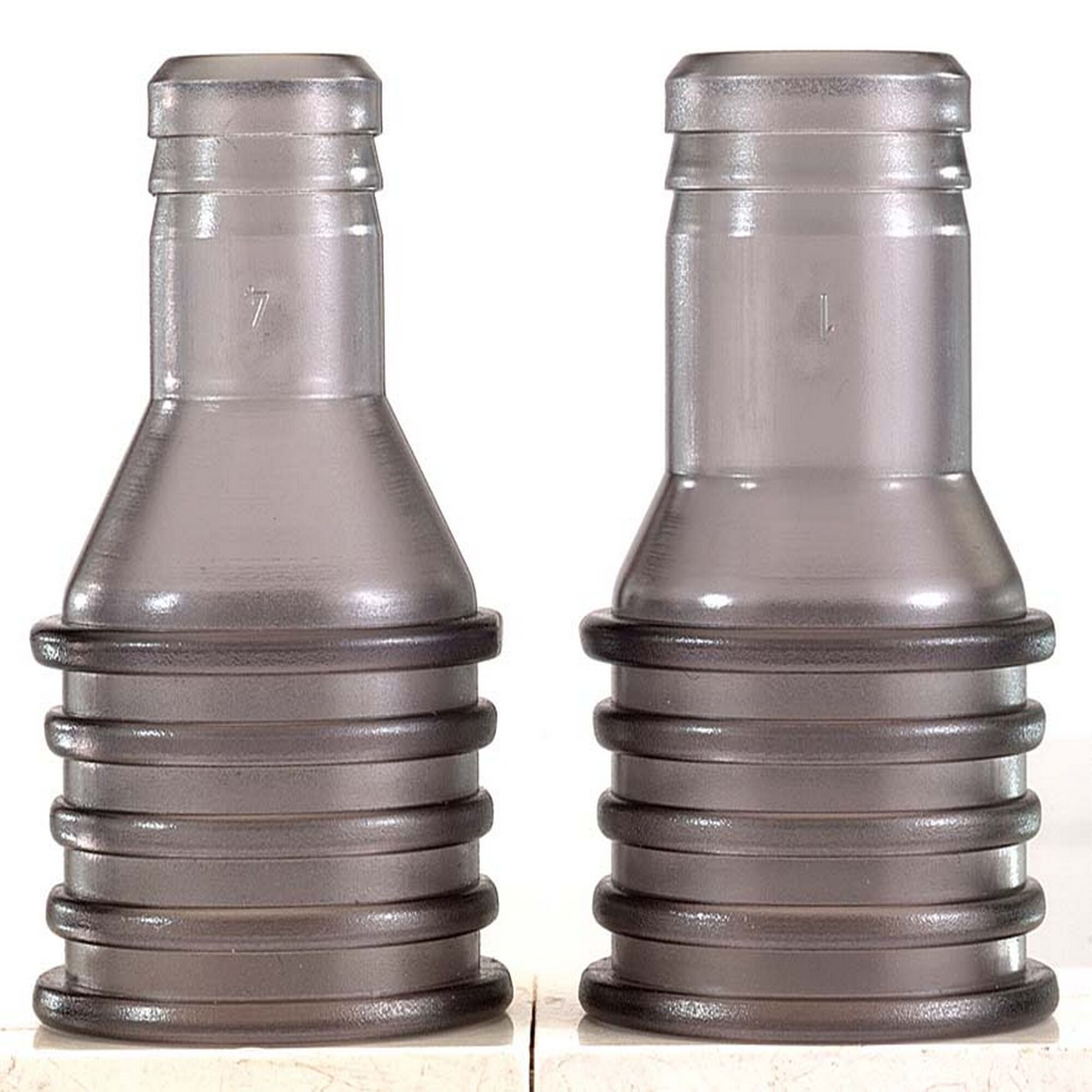 Zwei graue Adapterstücke für Gartenbewässerung