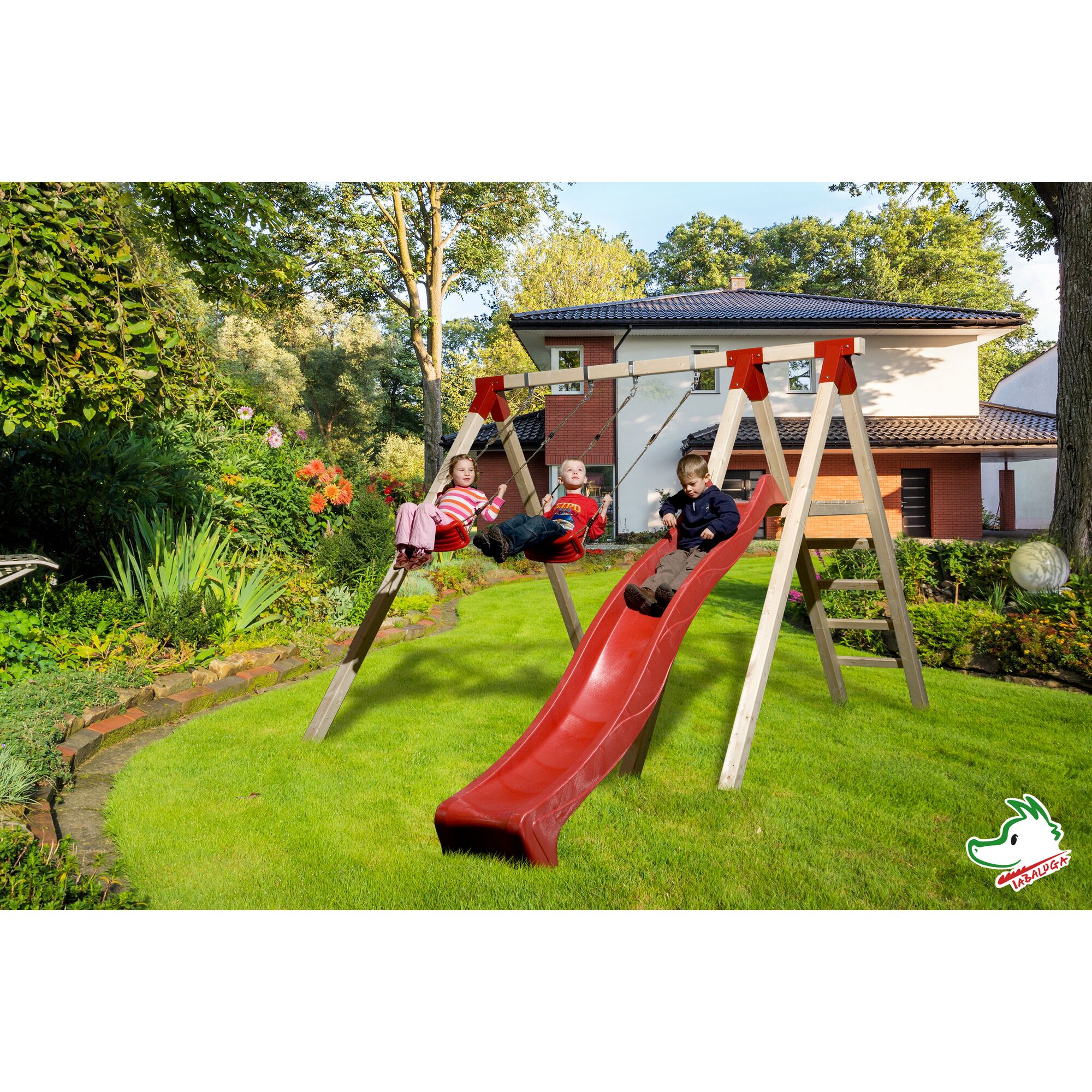 Drei Kinder spielen auf einer Schaukel mit Rutsche.