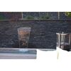 Wasserfall vor schwarzer Steinwand