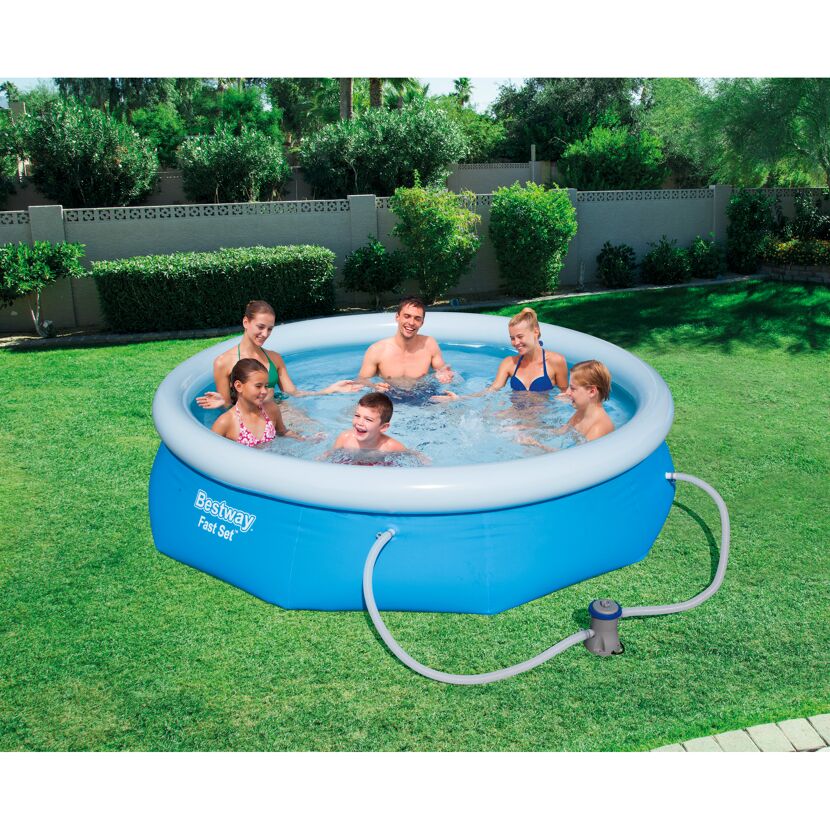 Familie im Bestway Fast Set Pool