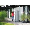 Person mit Gießkanne neben einem Wandtank Elegance 400l steingrau