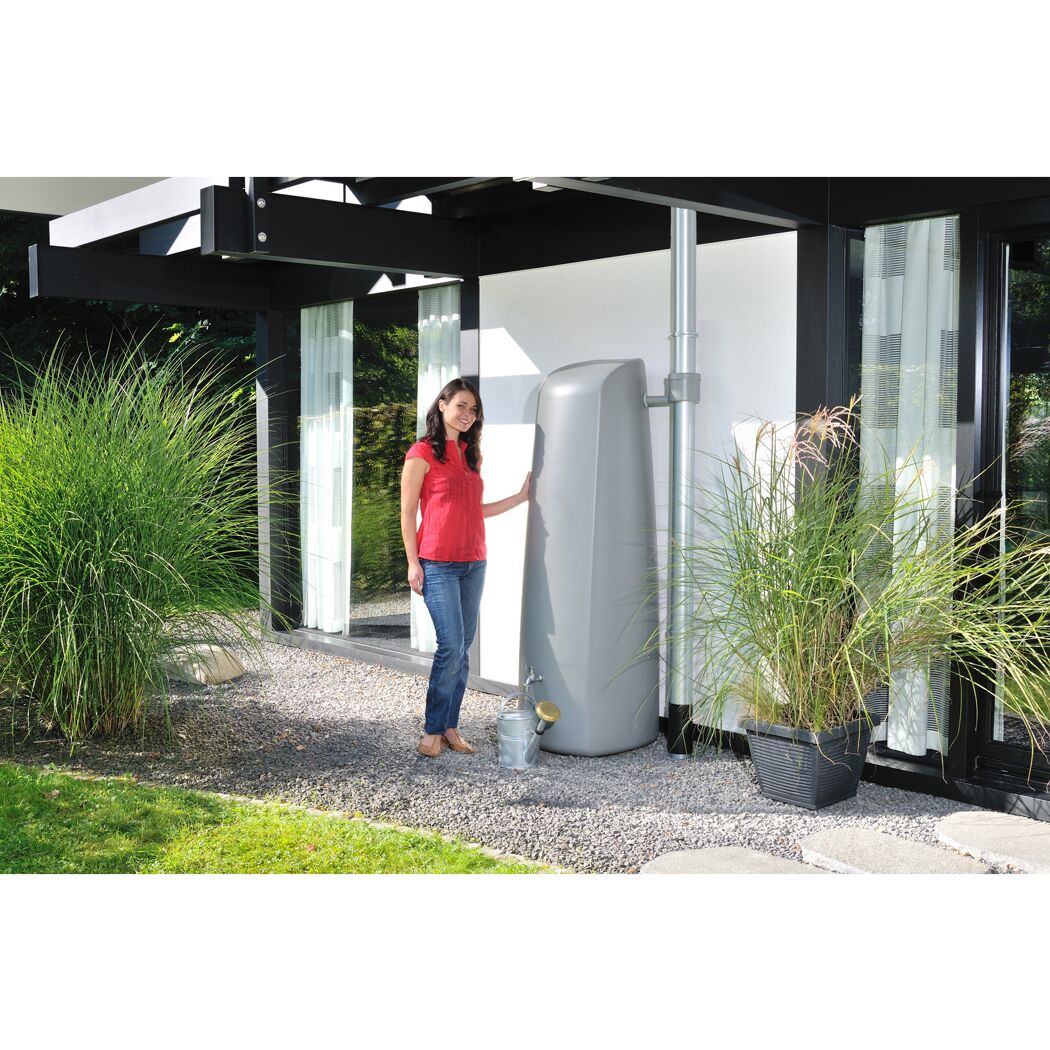 Person mit Gießkanne neben einem Wandtank Elegance 400l steingrau