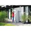 Person mit Gießkanne neben einem Wandtank Elegance 400l steingrau
