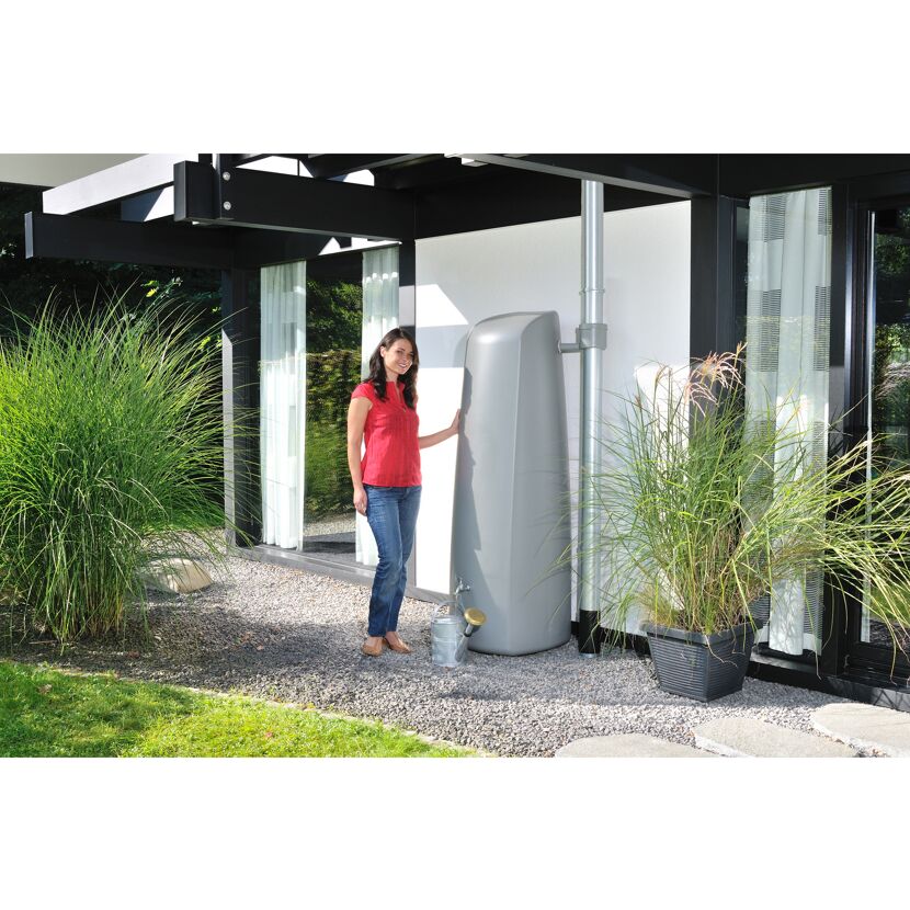 Person mit Gießkanne neben einem Wandtank Elegance 400l steingrau