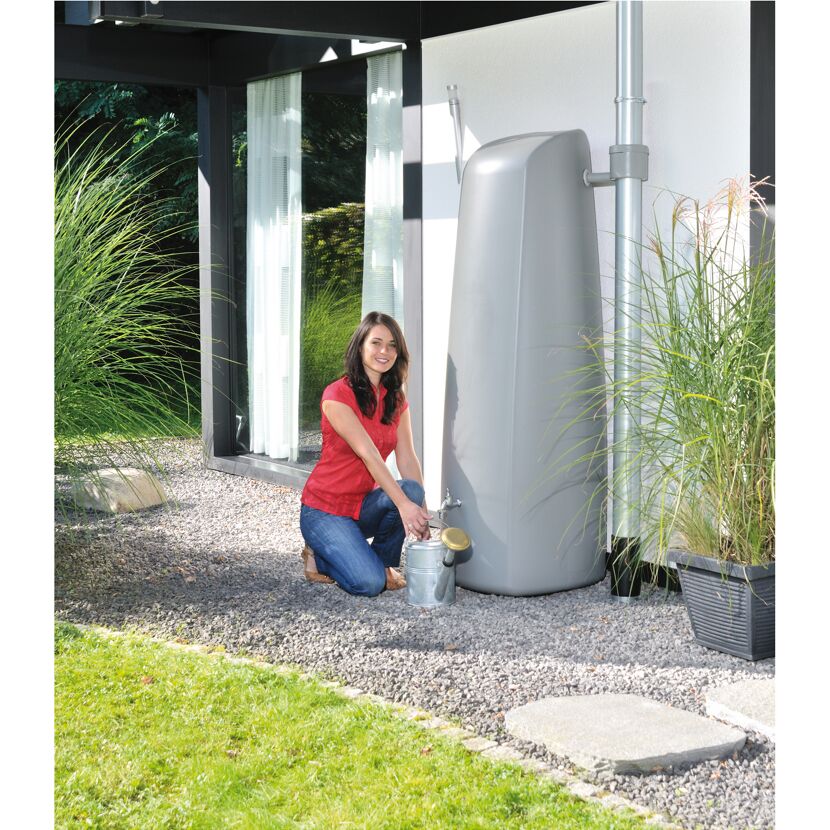 Person füllt Gießkanne an einem Wandtank