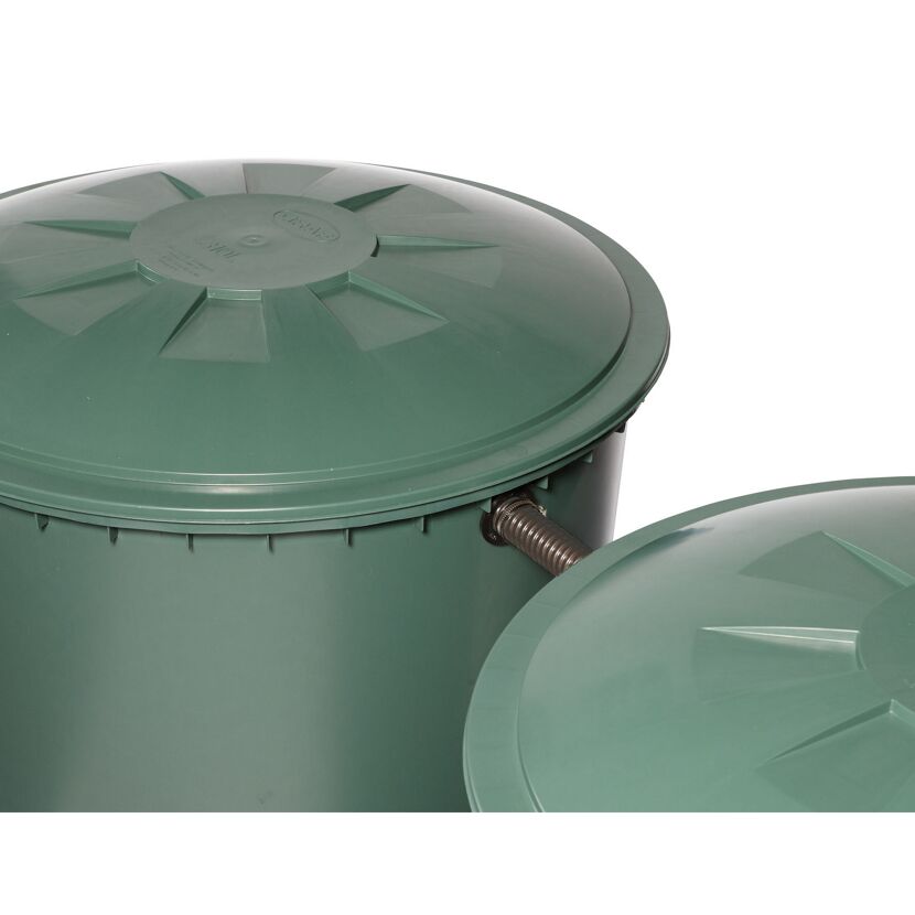 Grüner Regentank mit Deckel und Anschluss
