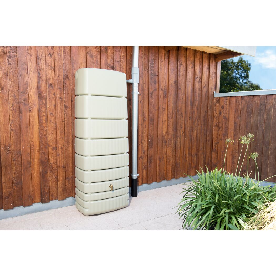 Beiger Wandtank Slim 650L an Holzfassade