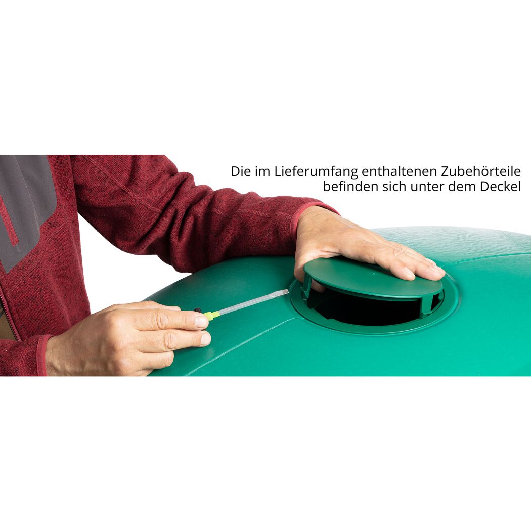 Person verwendet einen Schraubenzieher am Deckel eines Wandtanks Slim 650L