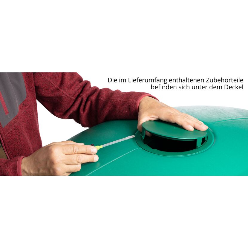 Person verwendet einen Schraubenzieher am Deckel eines Wandtanks Slim 650L