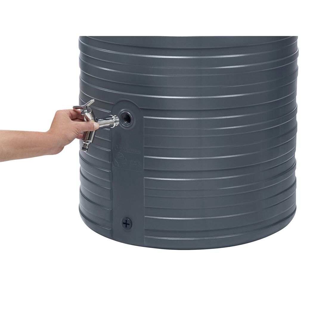 Hand betätigt einen Wasserhahn an einem grauen Wassertank.