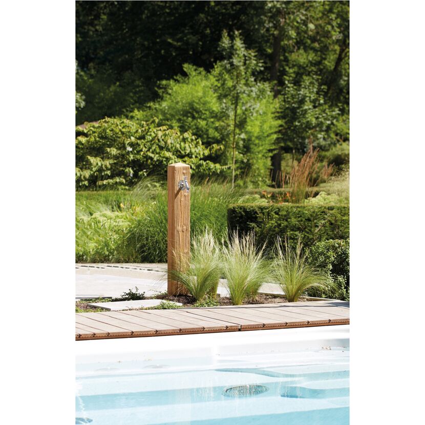 Wasserzapfsäule WOODlightwood am Poolrand