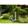 Steinbrunnen Venezia mit Gießkanne im Garten