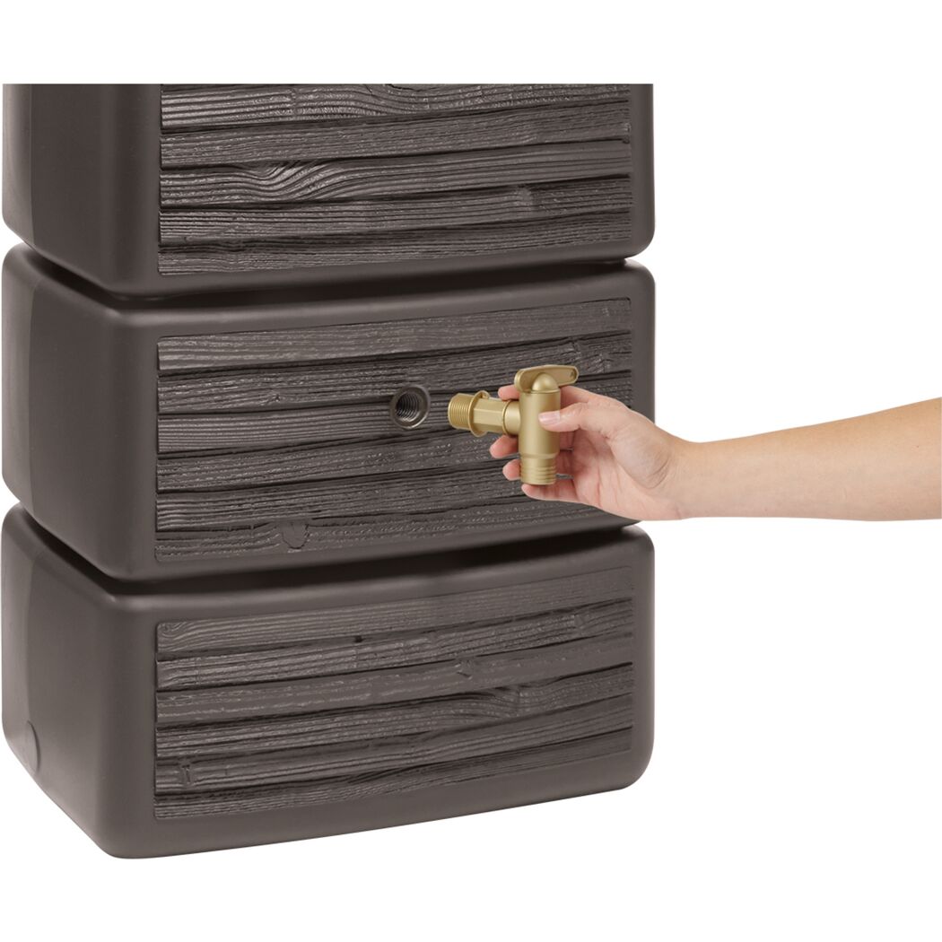 Person montiert Wasserhahn am Wandtank Slim Wood dunkelbraun.
