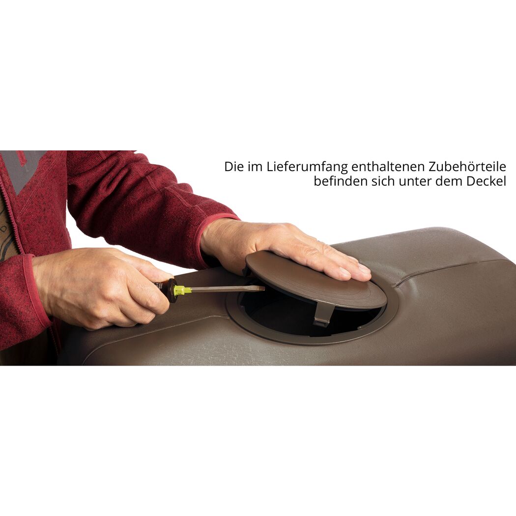 Person öffnet mit einem Schraubenzieher eine Abdeckung am Wandtank Slim wood