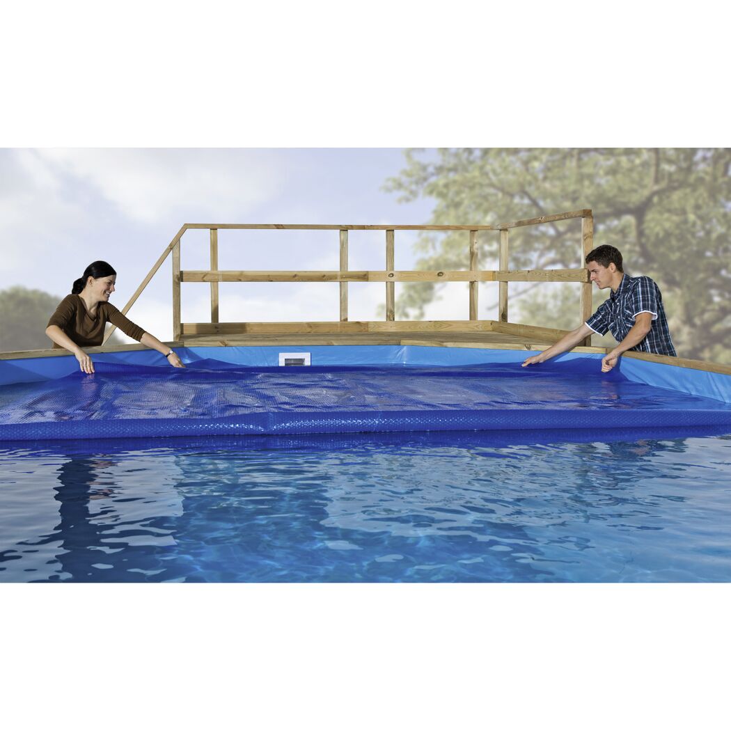 Zwei Personen decken einen Pool mit einer blauen Wärmeplane ab.