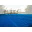 Pool mit blauer Solarfolie und Holzleiter