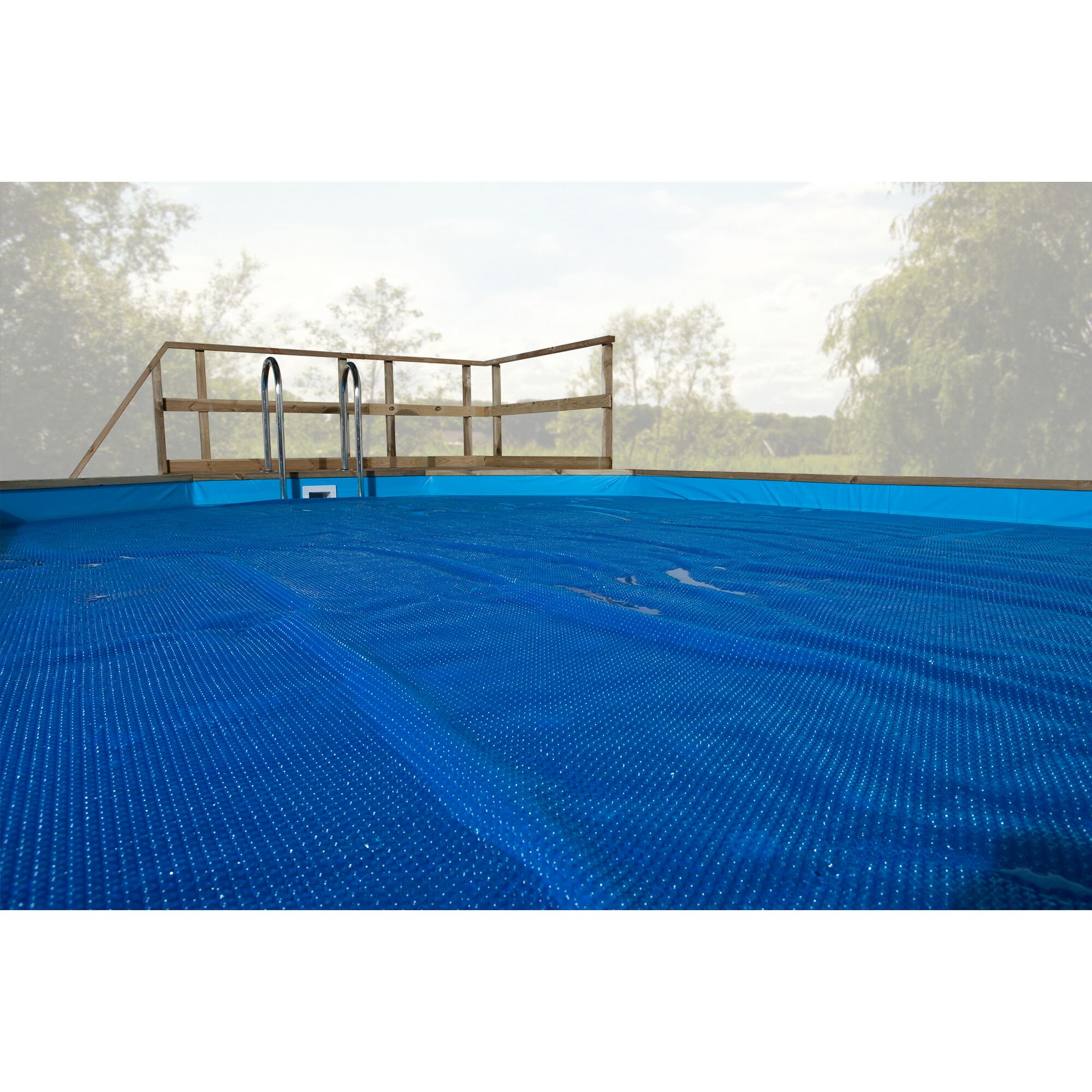 Pool mit blauer Solarfolie und Holzleiter