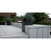 Granitpalisaden und Pflanzkübel auf einer Terrasse