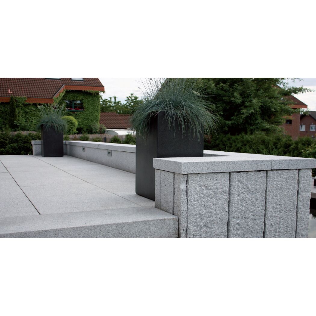 Granitpalisaden und Pflanzkübel auf einer Terrasse