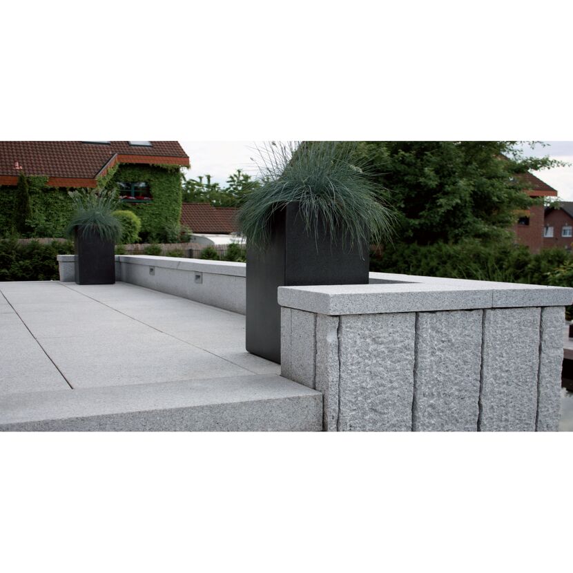 Granitpalisaden und Pflanzkübel auf einer Terrasse