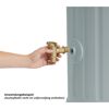 Person dreht einen goldenen Wasserhahn am Säulentank an.