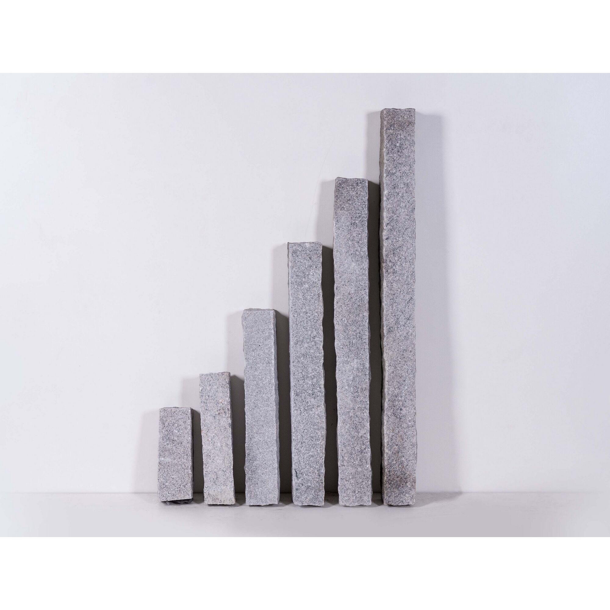 Fünf graue Granitpalisaden in aufsteigender Höhe.